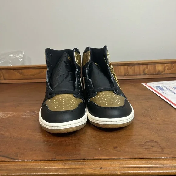 NIB Men’s Nike Air Jordan 1 High Black and Gold Sneakers, Size 8.5 - Picture 5 of 7